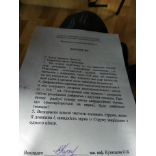 157.	Дифракційна картина спостерігається на відстані 4 м від точкового джерела монохроматичного світла (λ = 5 ∙ 10^(-7) м). Посередині між екраном і джерелом світла розміщена діафрагма з круглим отвором. При якому радіусі отвору центр дифракційних кілець, що спостерігаються на екрані, буде найбільш темним?